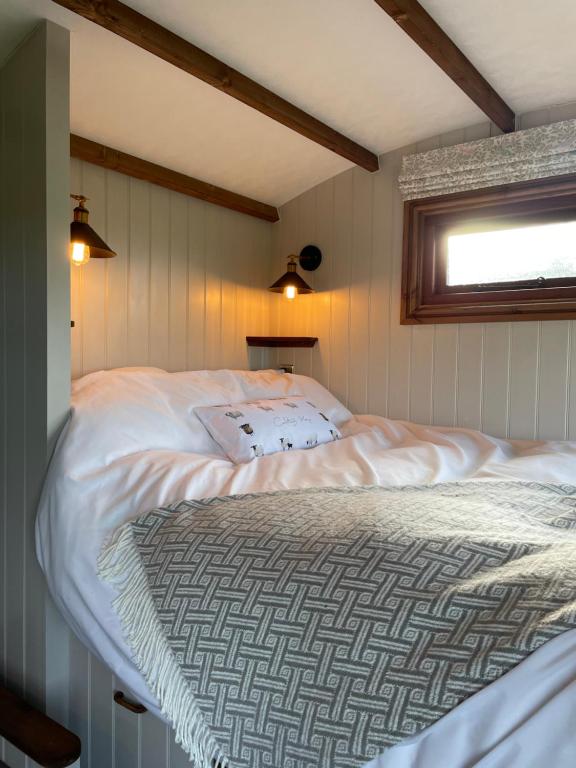En eller flere senge i et værelse på The Shepherds Retreat - Luxury Glamping