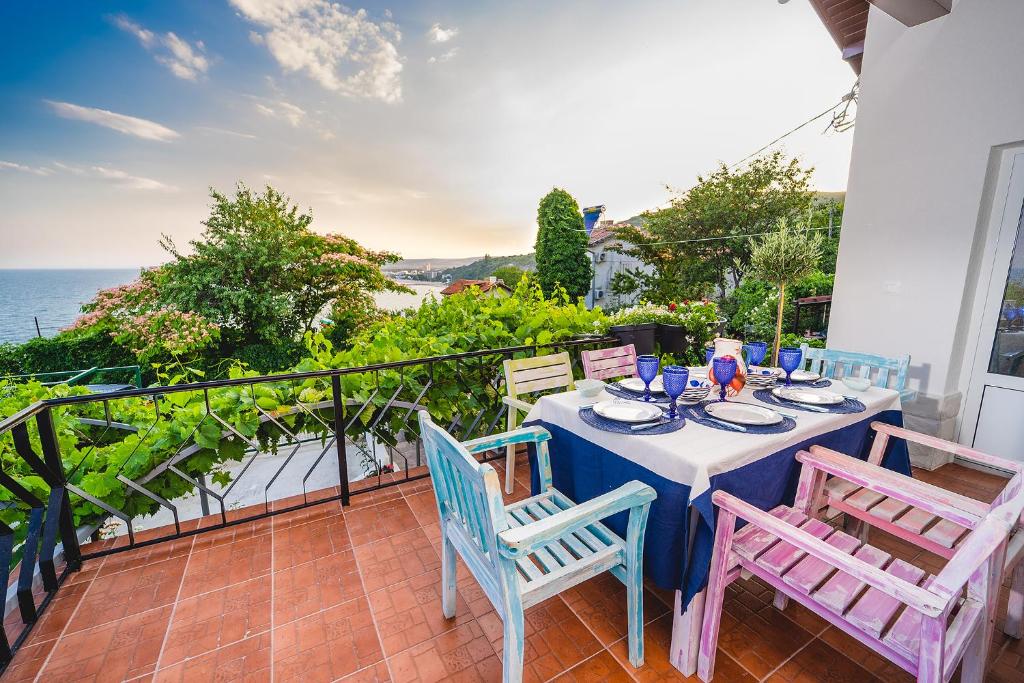 a table on a balcony with a view of the ocean at Casa de la Mare - Albena in Albena