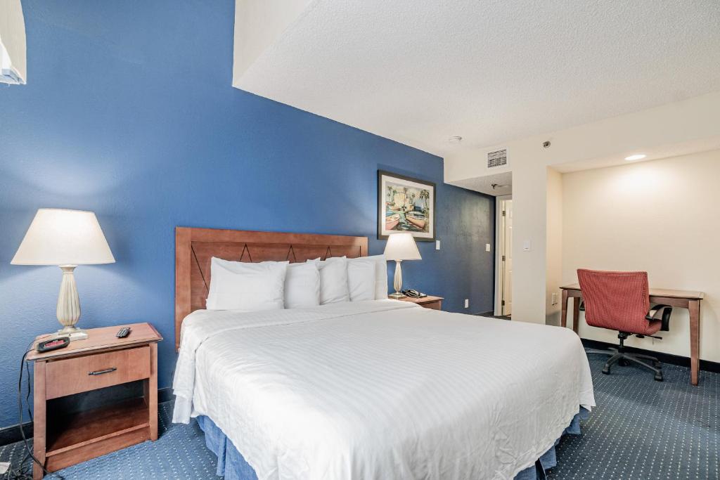 Postel nebo postele na pokoji v ubytování Doral Inn & Suites Miami Airport West