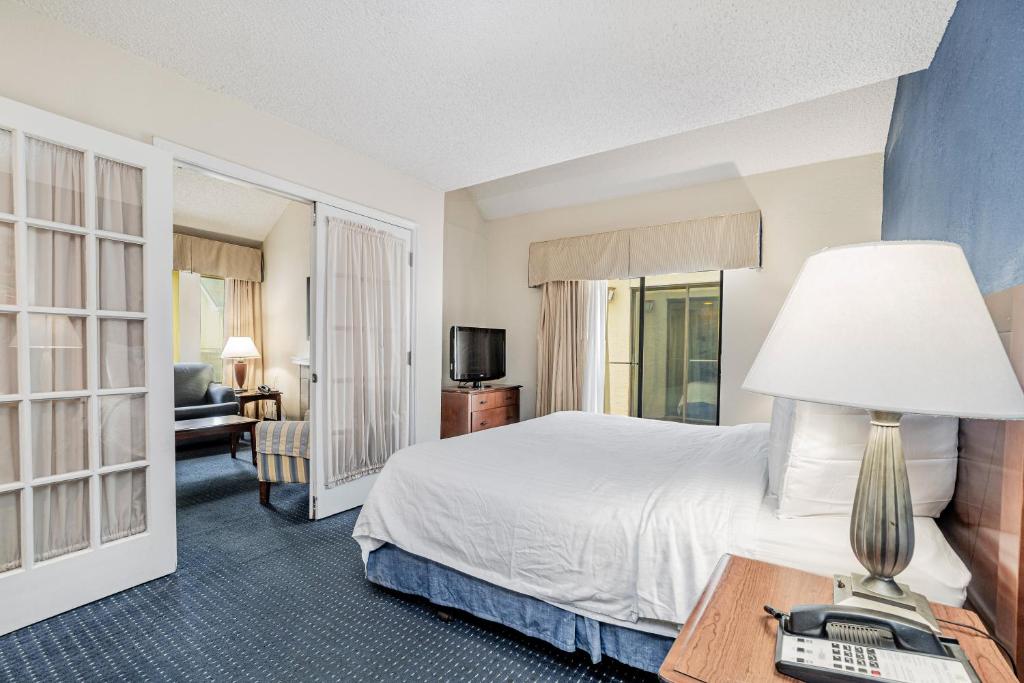 Postel nebo postele na pokoji v ubytování Doral Inn & Suites Miami Airport West