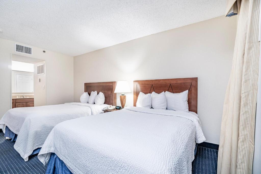 Postel nebo postele na pokoji v ubytování Doral Inn & Suites Miami Airport West