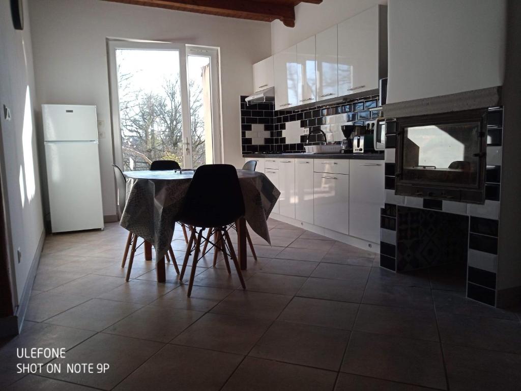 Kuchyň nebo kuchyňský kout v ubytování Location gîte proche Gourdon (46300) 4 à 6 personnes