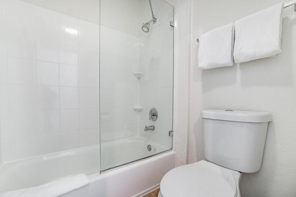 Koupelna v ubytování Doral Inn & Suites Miami Airport West