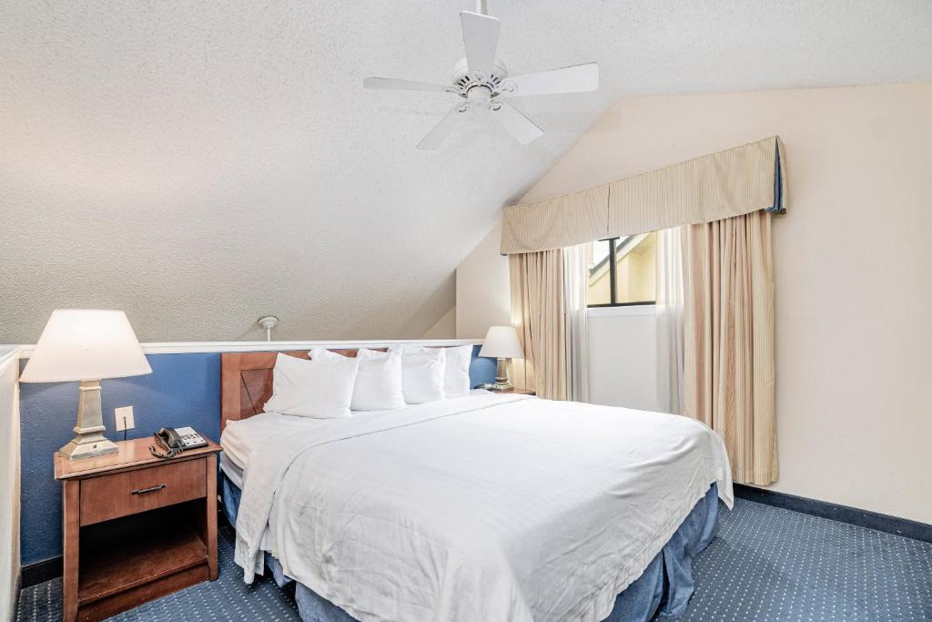 Postel nebo postele na pokoji v ubytování Doral Inn & Suites Miami Airport West