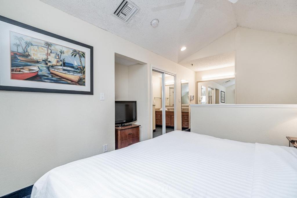 Postel nebo postele na pokoji v ubytování Doral Inn & Suites Miami Airport West