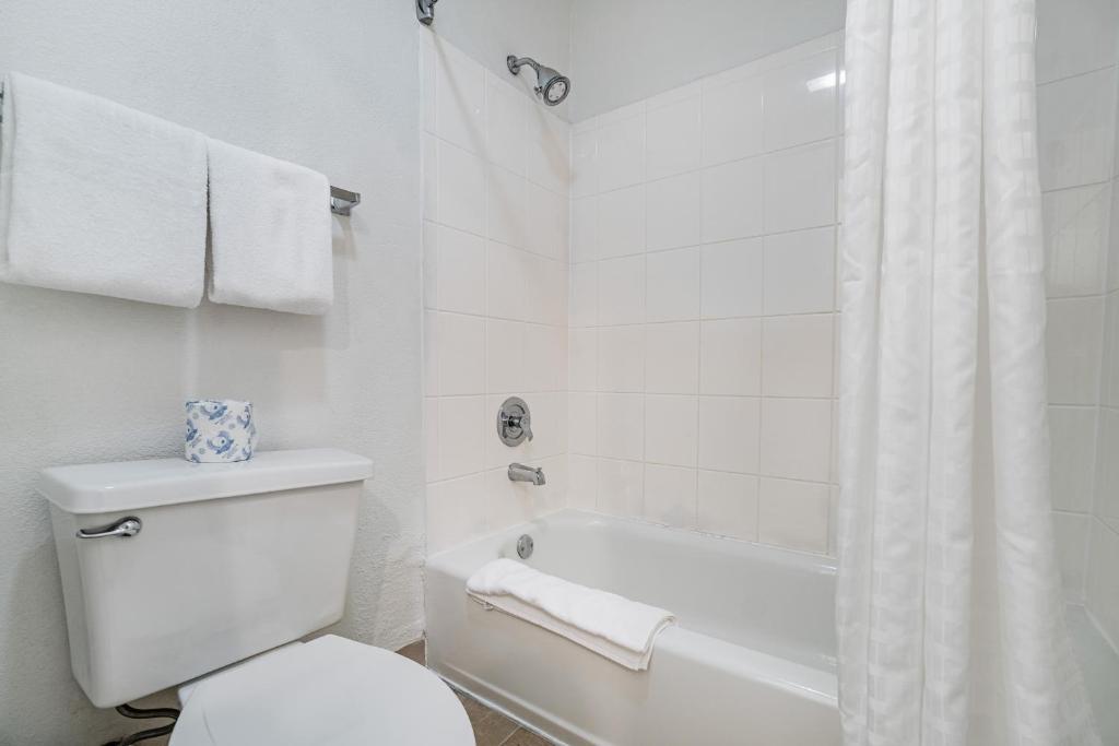 Koupelna v ubytování Doral Inn & Suites Miami Airport West