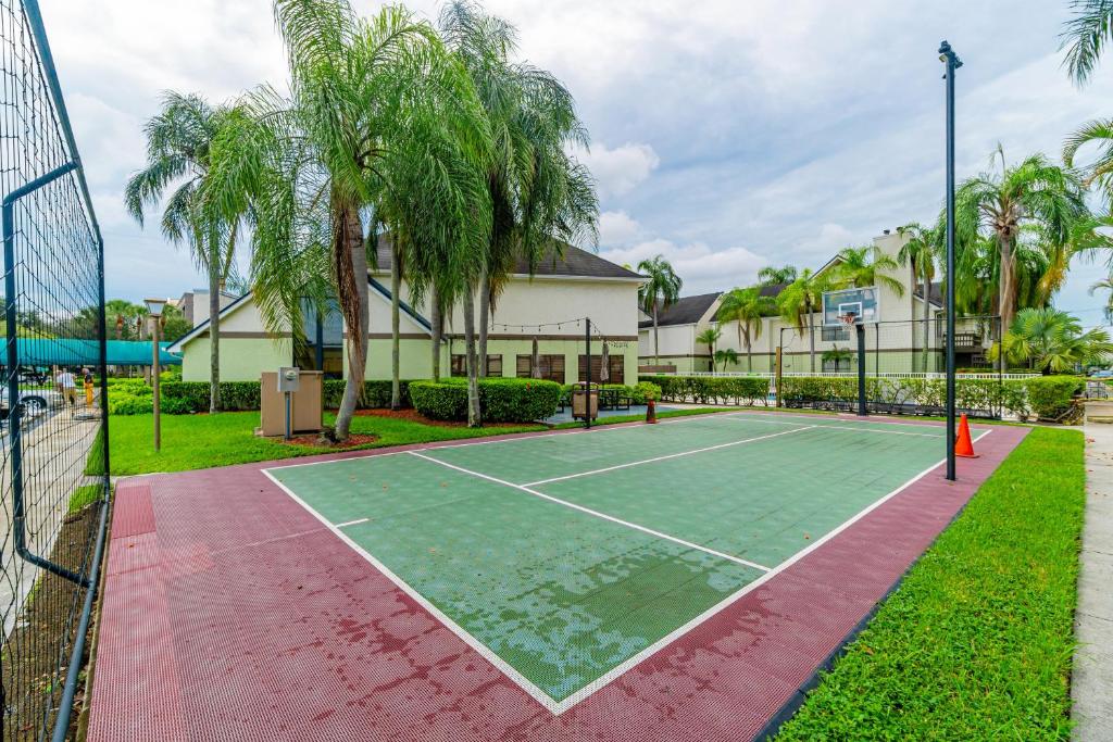 Tenis a/nebo squash v ubytování Doral Inn & Suites Miami Airport West nebo okolí