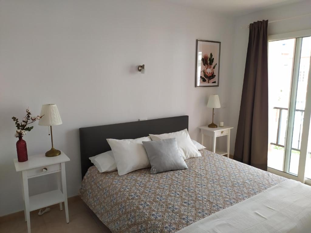 um quarto com uma cama com duas mesas e dois candeeiros em Vivienda Vacacional Helios - Penthouse Deluxe em Tazacorte