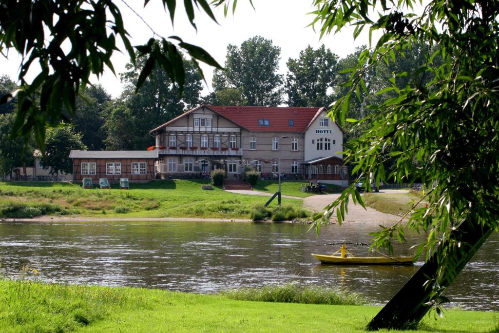 奧拉寧鮑姆的住宿－Elbterrasse Wörlitz，河边的大建筑,有船