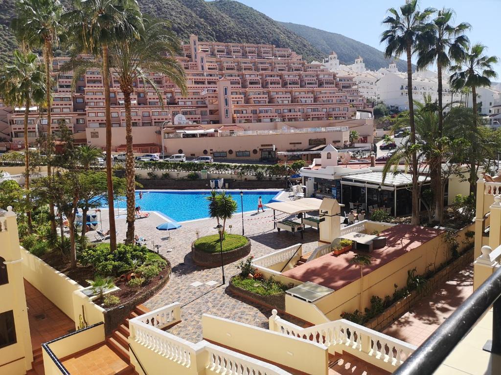 widok na hotel z balkonu ośrodka w obiekcie LOS CRISTIANOS CASTEL HARBOUR 401 w mieście Los Cristianos