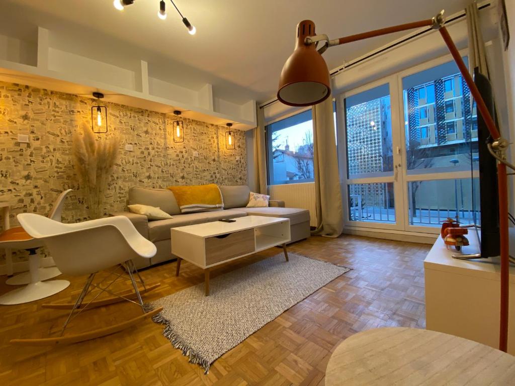 un salon avec un canapé et une table dans l'établissement Cosy pretty flat, à Saint-Étienne
