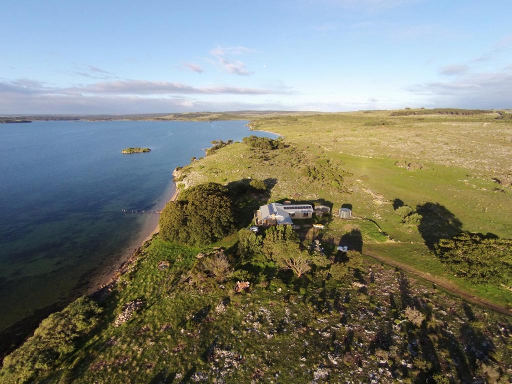 een luchtzicht op een huis op een eiland in het water bij Ratcliff Cottage in Pelican Lagoon