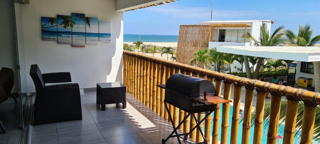 einen Balkon mit Stühlen und Strandblick in der Unterkunft Zorritos Apartment in Tumbes