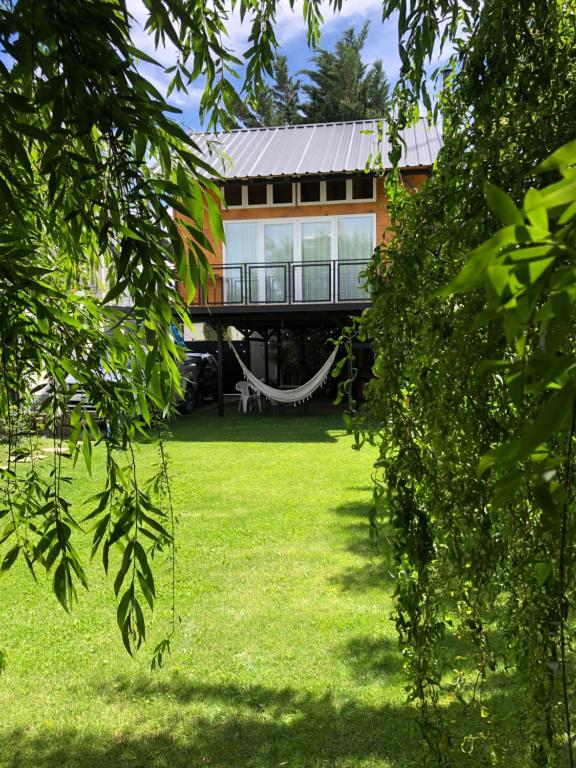 une maison avec un hamac au milieu d'une cour dans l'établissement Paraíso Urbano, à Comodoro Rivadavia