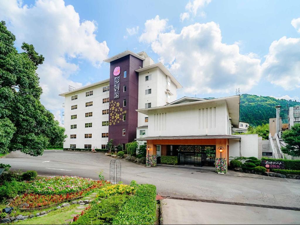 un hôtel avec un grand bâtiment dans une ville dans l'établissement Yukai Resort Hana-Saichoraku, à Kaga