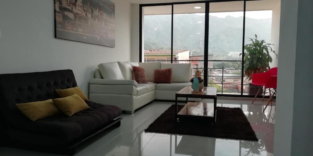 a living room with a couch and a table at HERMOSO Apartamento Ibague 301 F1 in Ibagué