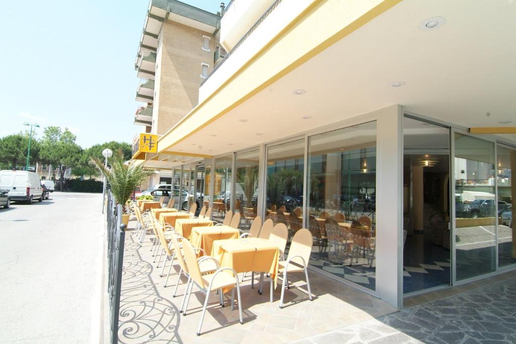 A restaurant or other place to eat at Hotel Fabius
