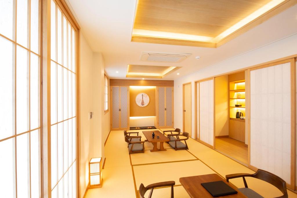 Posezení v ubytování Tomonoya Hotel and Ryokan Gyeongju
