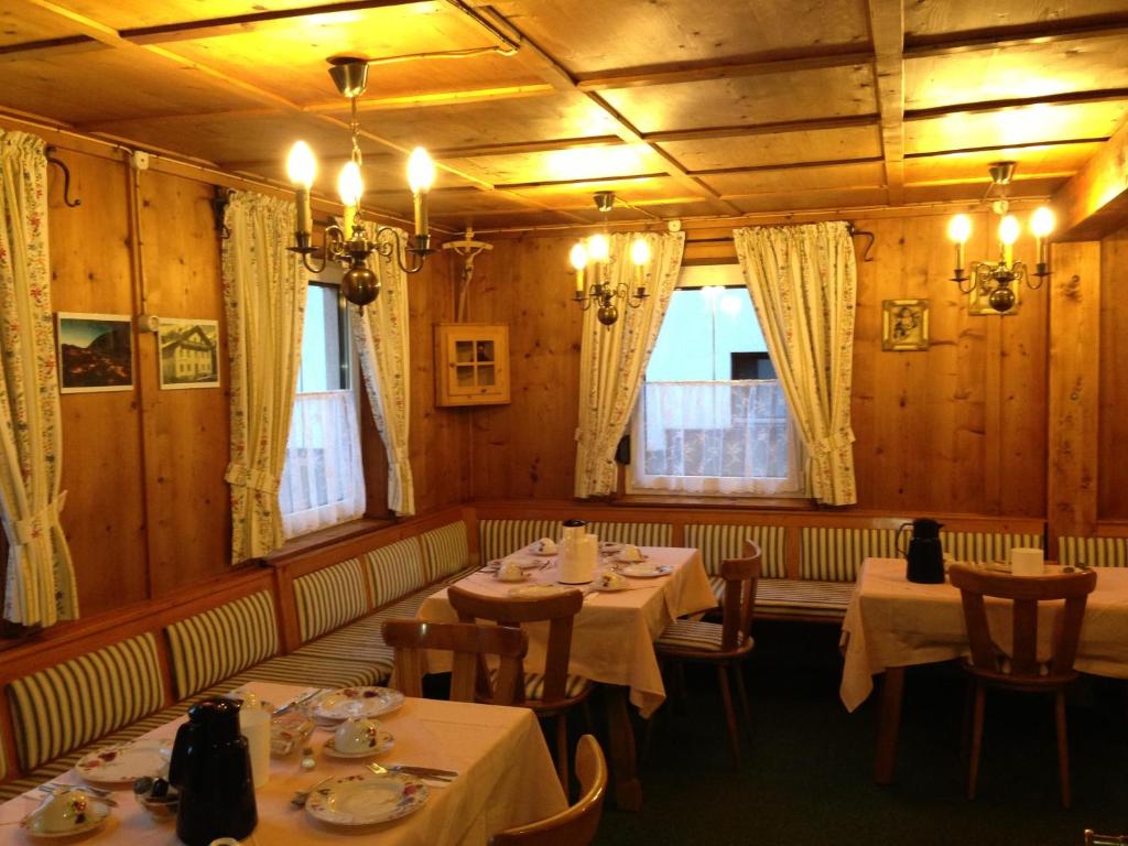 A restaurant or other place to eat at Gästehaus Baldauf