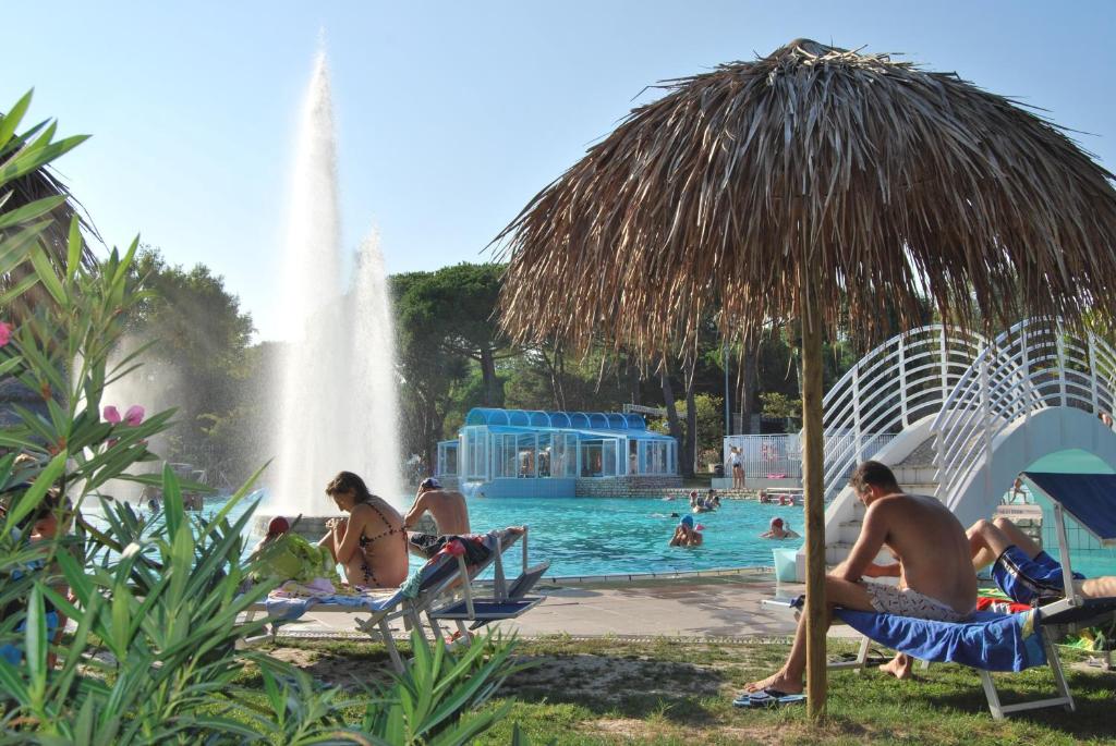 Bazén v ubytovaní Camping Village Pino Mare alebo v jeho blízkosti