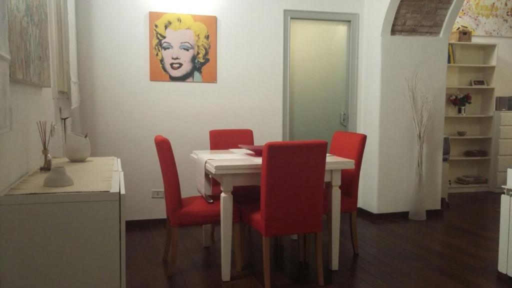 ローマにあるtrastevere artのダイニングルーム(テーブル、赤い椅子付)
