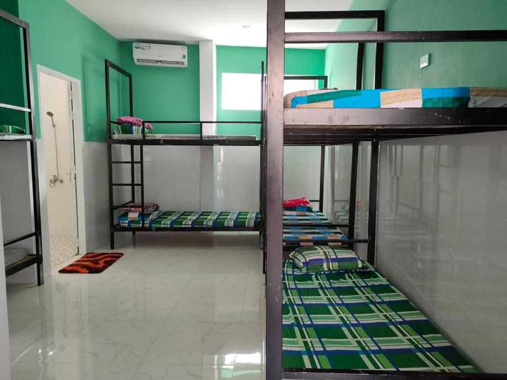 Giường trong phòng chung tại Song Huong Hotel Mui Ne