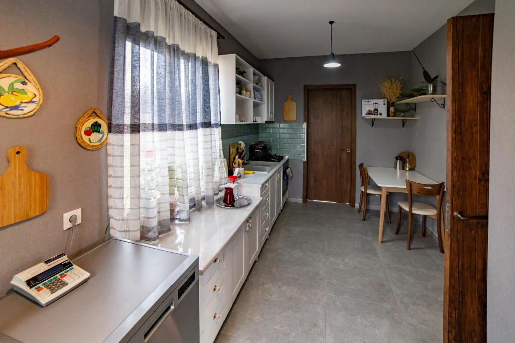 Kuchyň nebo kuchyňský kout v ubytování Savanna Guest House