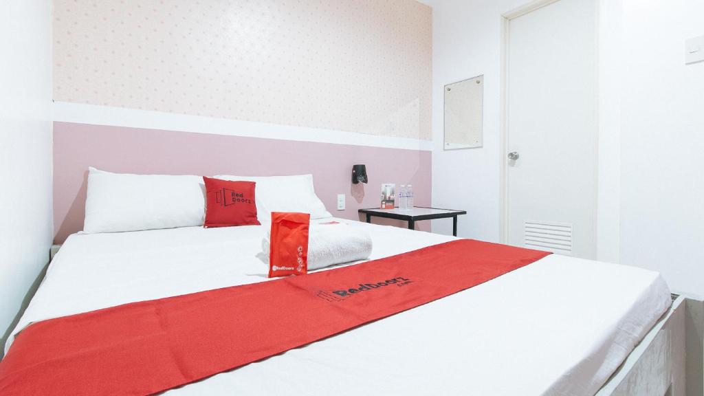 Postel nebo postele na pokoji v ubytování RedDoorz near SM Calamba