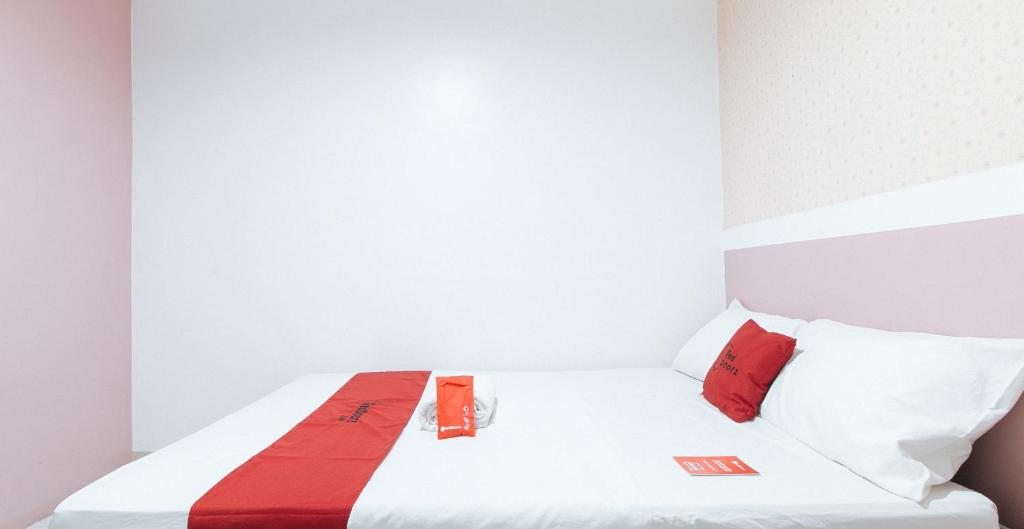 Postel nebo postele na pokoji v ubytování RedDoorz near SM Calamba