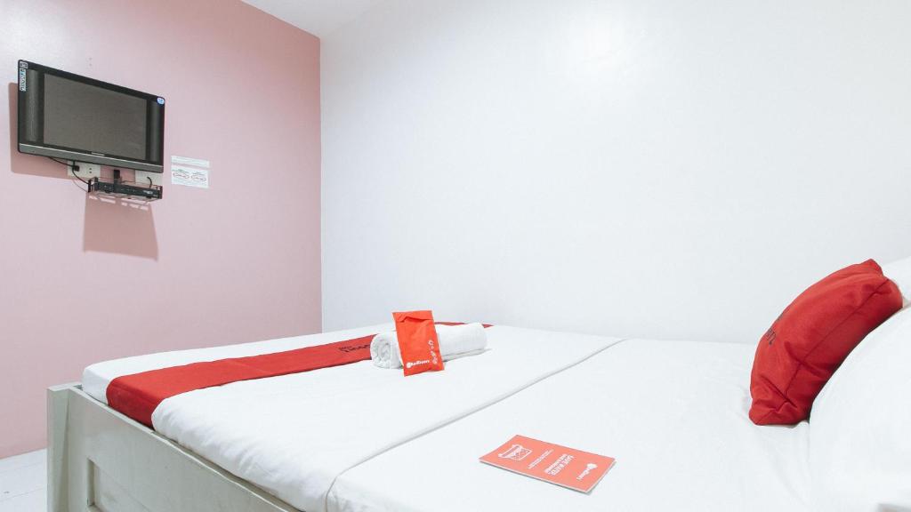 Postel nebo postele na pokoji v ubytování RedDoorz near SM Calamba