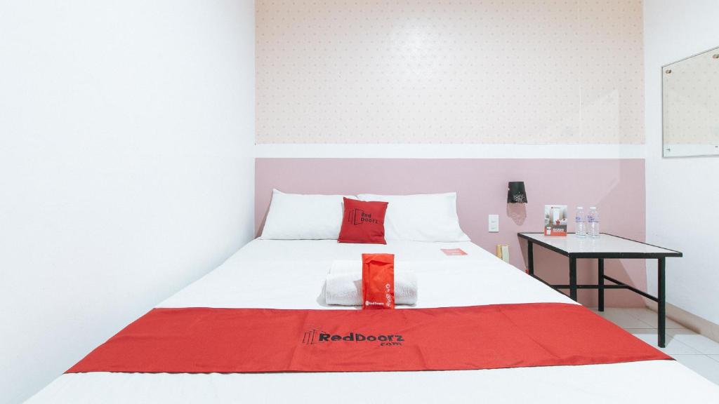 Postel nebo postele na pokoji v ubytování RedDoorz near SM Calamba