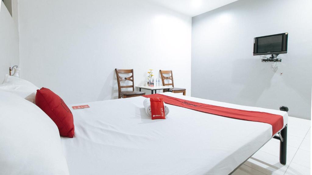 Postel nebo postele na pokoji v ubytování RedDoorz near SM Calamba