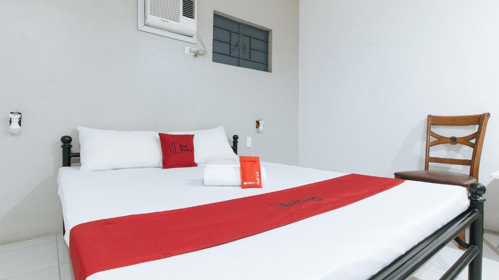 Postel nebo postele na pokoji v ubytování RedDoorz near SM Calamba