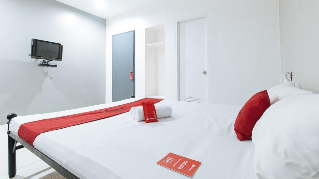 Postel nebo postele na pokoji v ubytování RedDoorz near SM Calamba