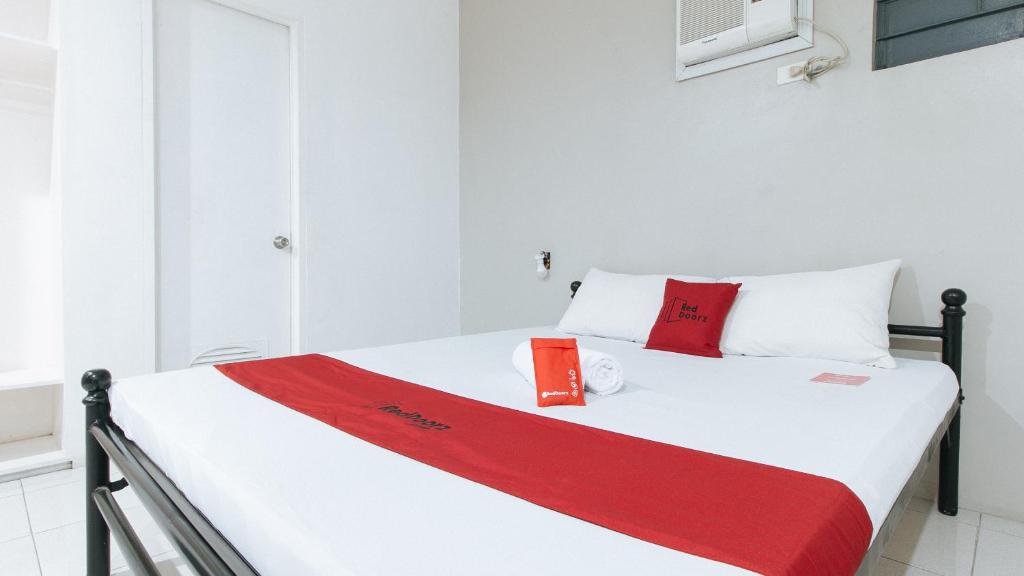 Postel nebo postele na pokoji v ubytování RedDoorz near SM Calamba