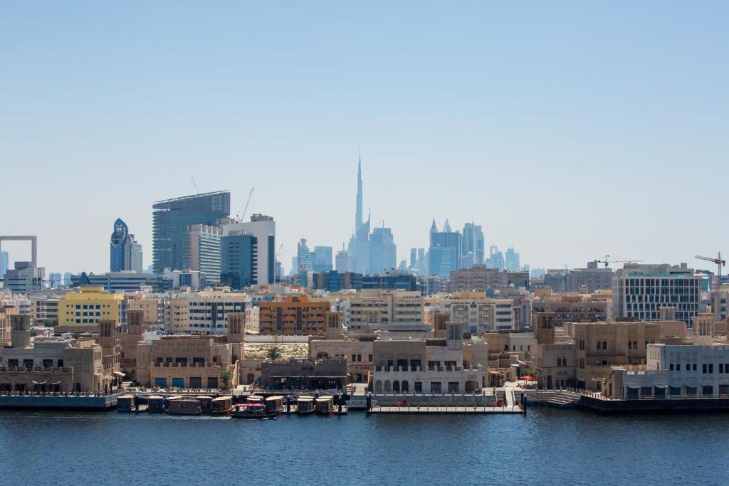 Nespecifikovaný výhled na destinaci Dubaj nebo výhled na město při pohledu z hotelu