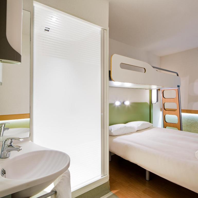 Postel nebo postele na pokoji v ubytování ibis budget Hotel Edinburgh Park