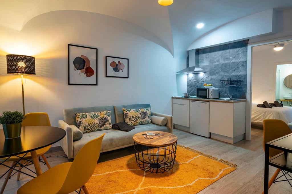 - un salon avec un canapé et une table dans l'établissement Apartamento La Machacona Paneras, à Cáceres