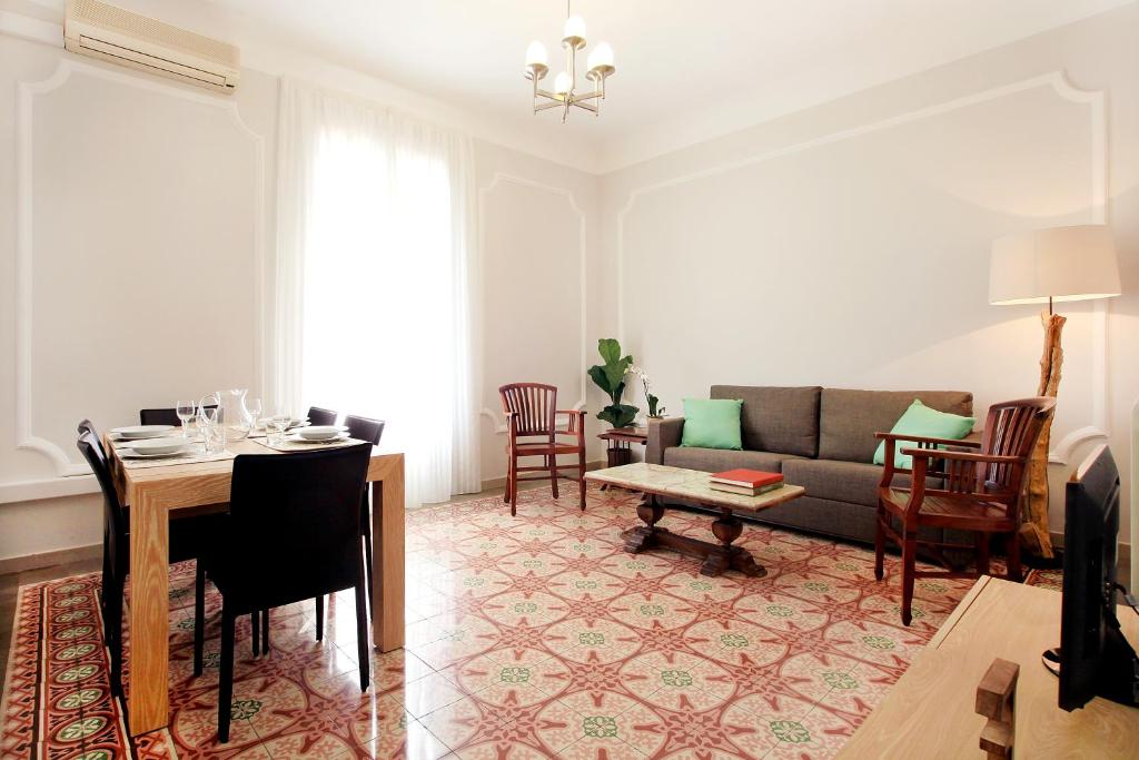 - un salon avec un canapé et une table dans l'établissement Casa Valeta, à Barcelone