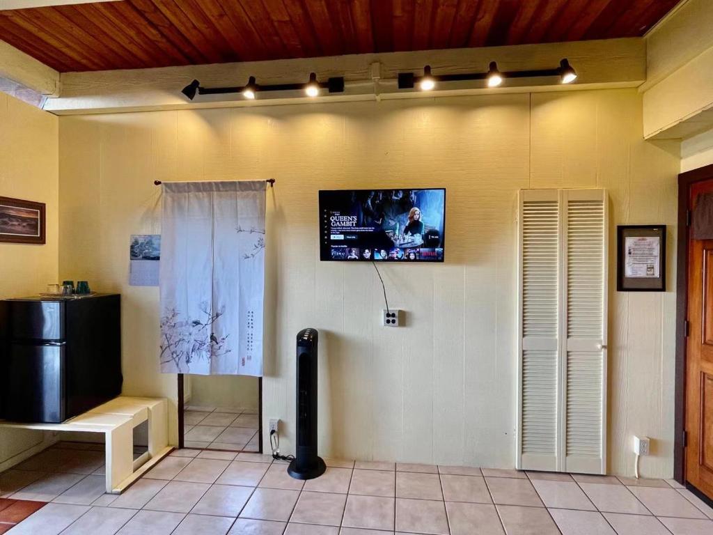a room with a flat screen tv on the wall at Coffee Garden in Captain Cook