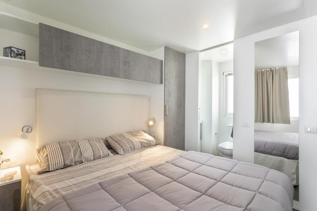 um quarto com uma cama grande num quarto em Camping Village Riviera em Numana