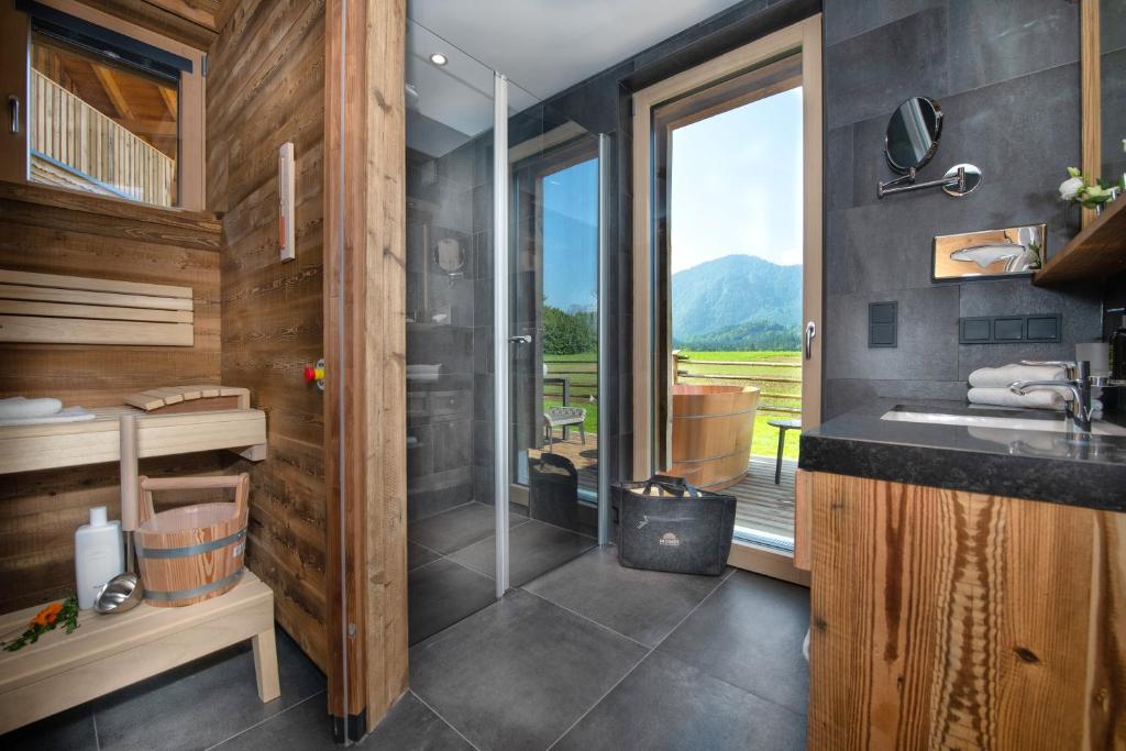 Kuchyňa alebo kuchynka v ubytovaní MONDI Chalets am Grundlsee