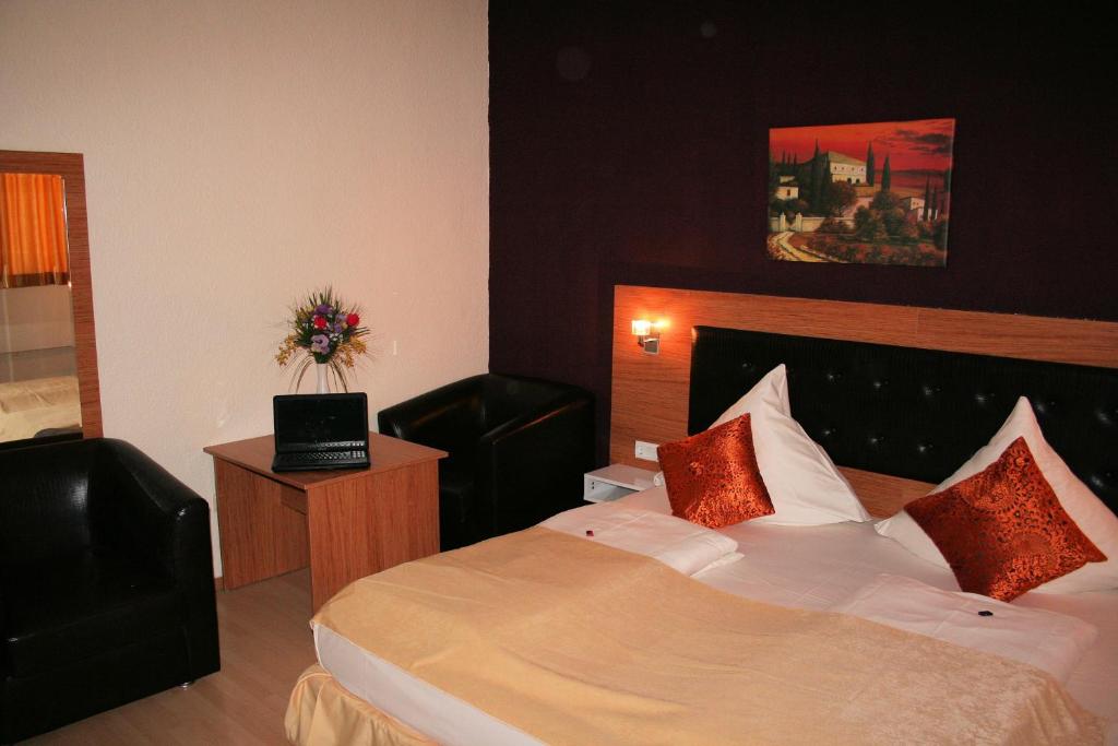מיטה או מיטות בחדר ב-Hotel Drei Kronen