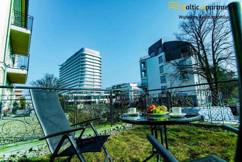stół z misą owoców na balkonie w obiekcie Baltic Apartments - Apartamenty Korony Piastów w Świnoujściu
