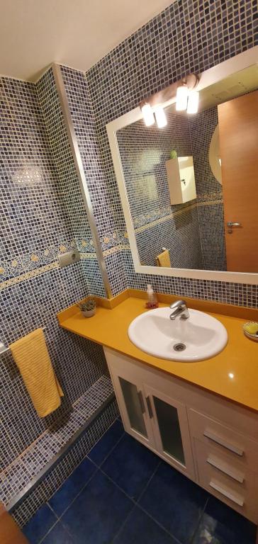 ein Bad mit einem Waschbecken und einem Spiegel in der Unterkunft Apartament Mia in Deltebre
