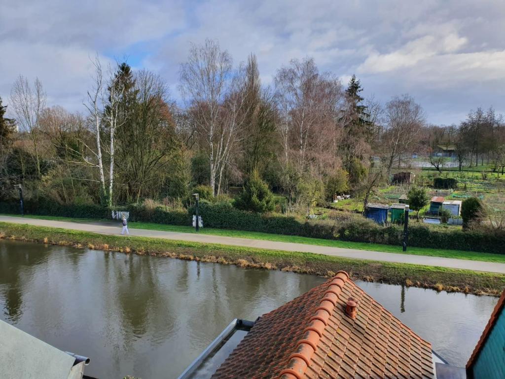 - une vue sur la rivière depuis le toit dans l'établissement L'Escale 80, à Amiens