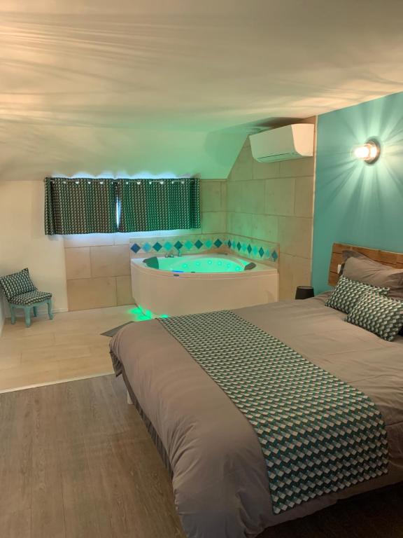 Una cama o camas en una habitación de Gite 1er Cru - La Loubertine