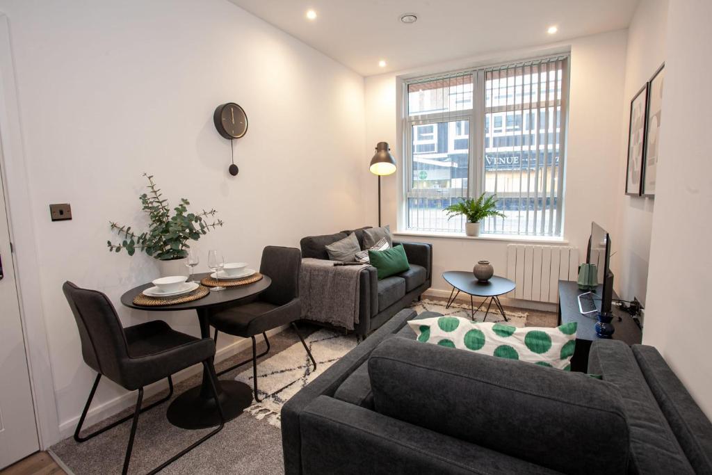 Modern 2 Bedroom Apartment in Bolton في بولتون: غرفة معيشة مع أريكة وطاولة