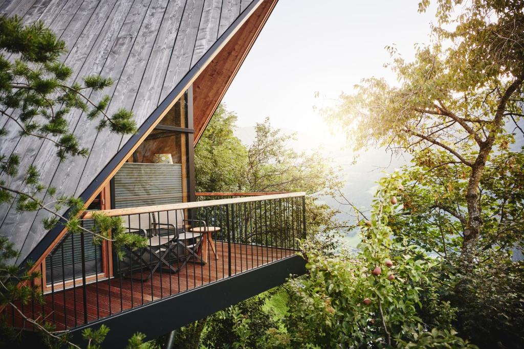 ein Haus im Wald mit einer Terrasse in der Unterkunft HochLeger - Chalet Refugium am Berg in Aschau