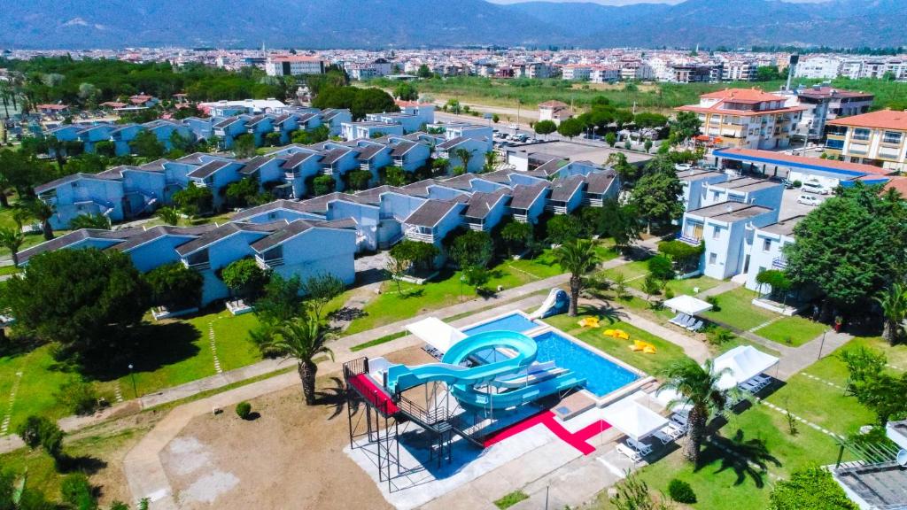 een luchtzicht op een resort met een zwembad bij Afytos Akcay Tatil Koyu in Balıkesir